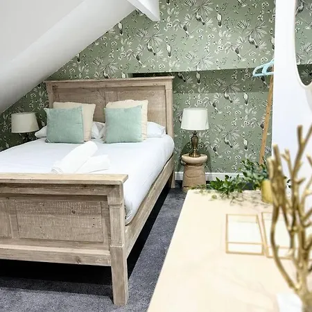 Luxury, Interior-designed, Spacious *